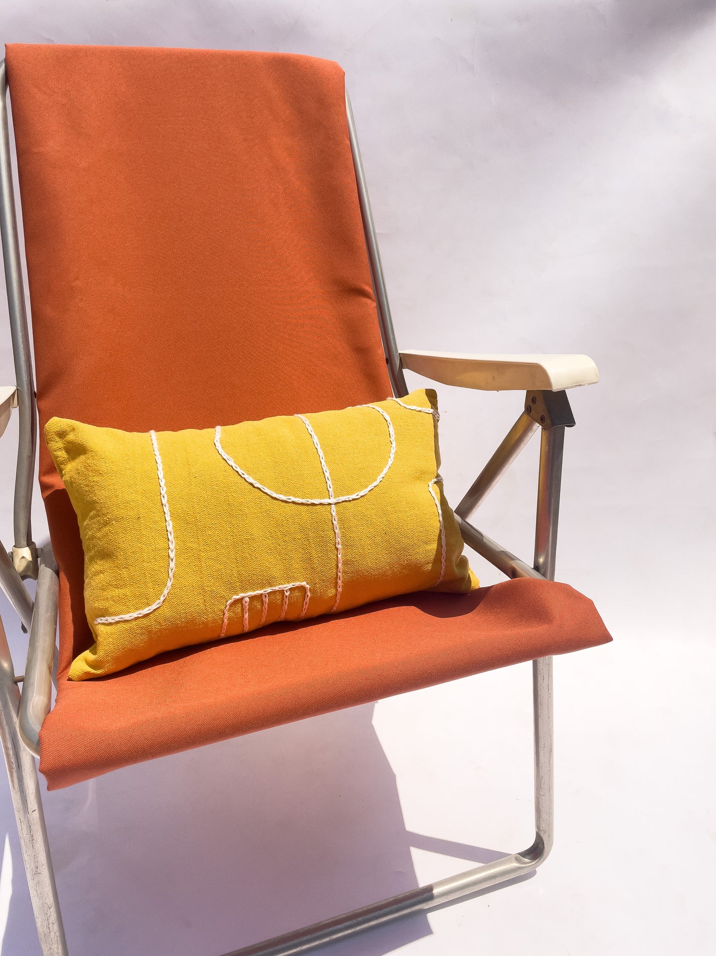 خطوط تجريدية صفراء