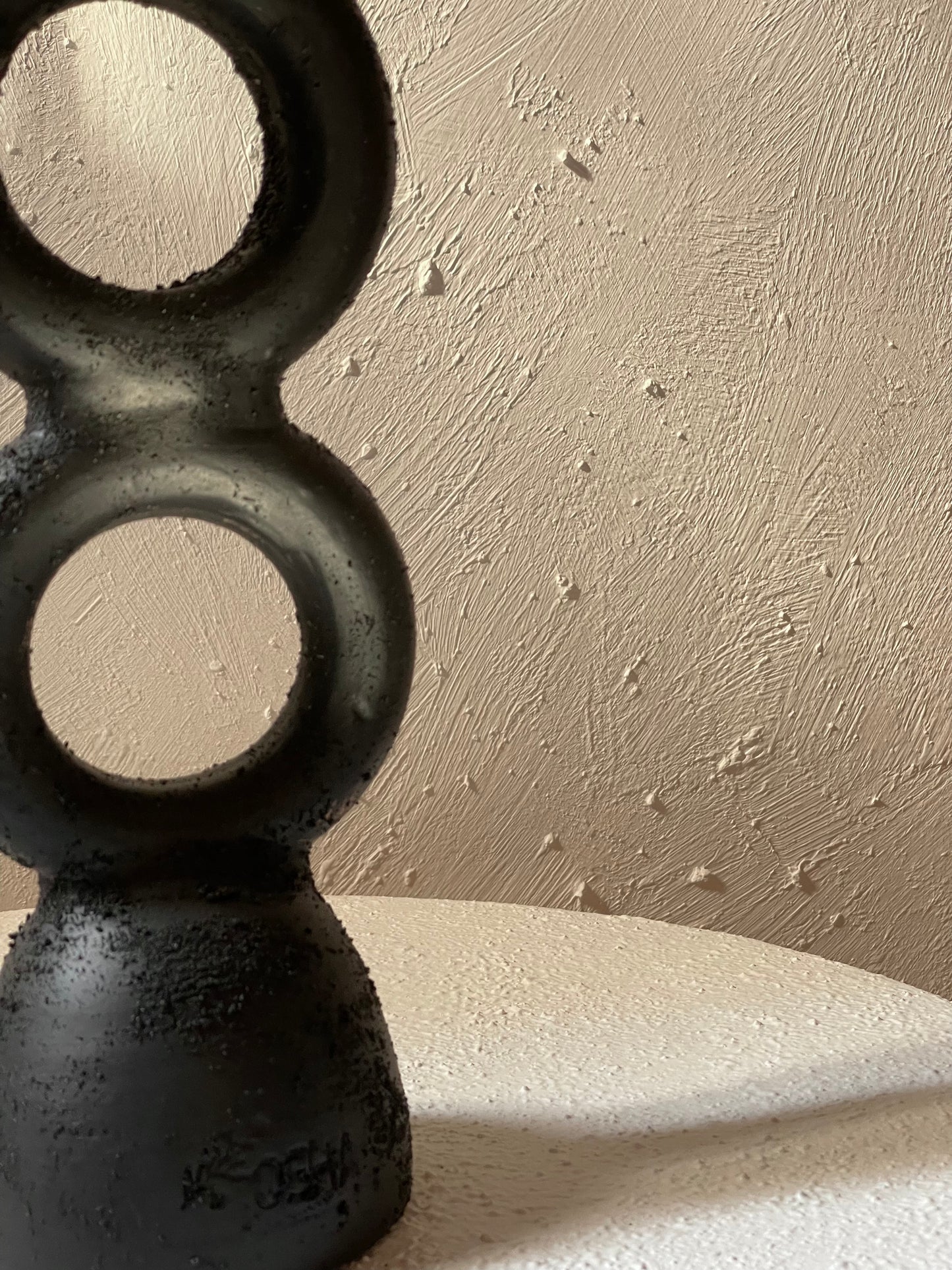 اثنتان مجوفتان وشمعة واحدة