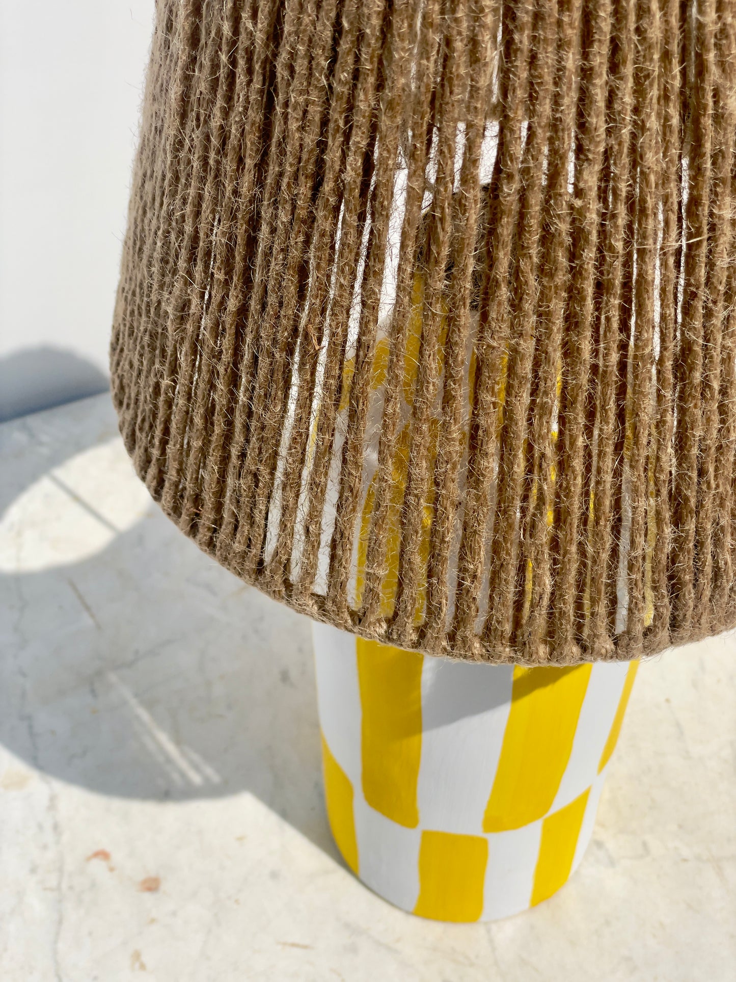 مصباح طاولة أصفر بخط واحد أو أكثر