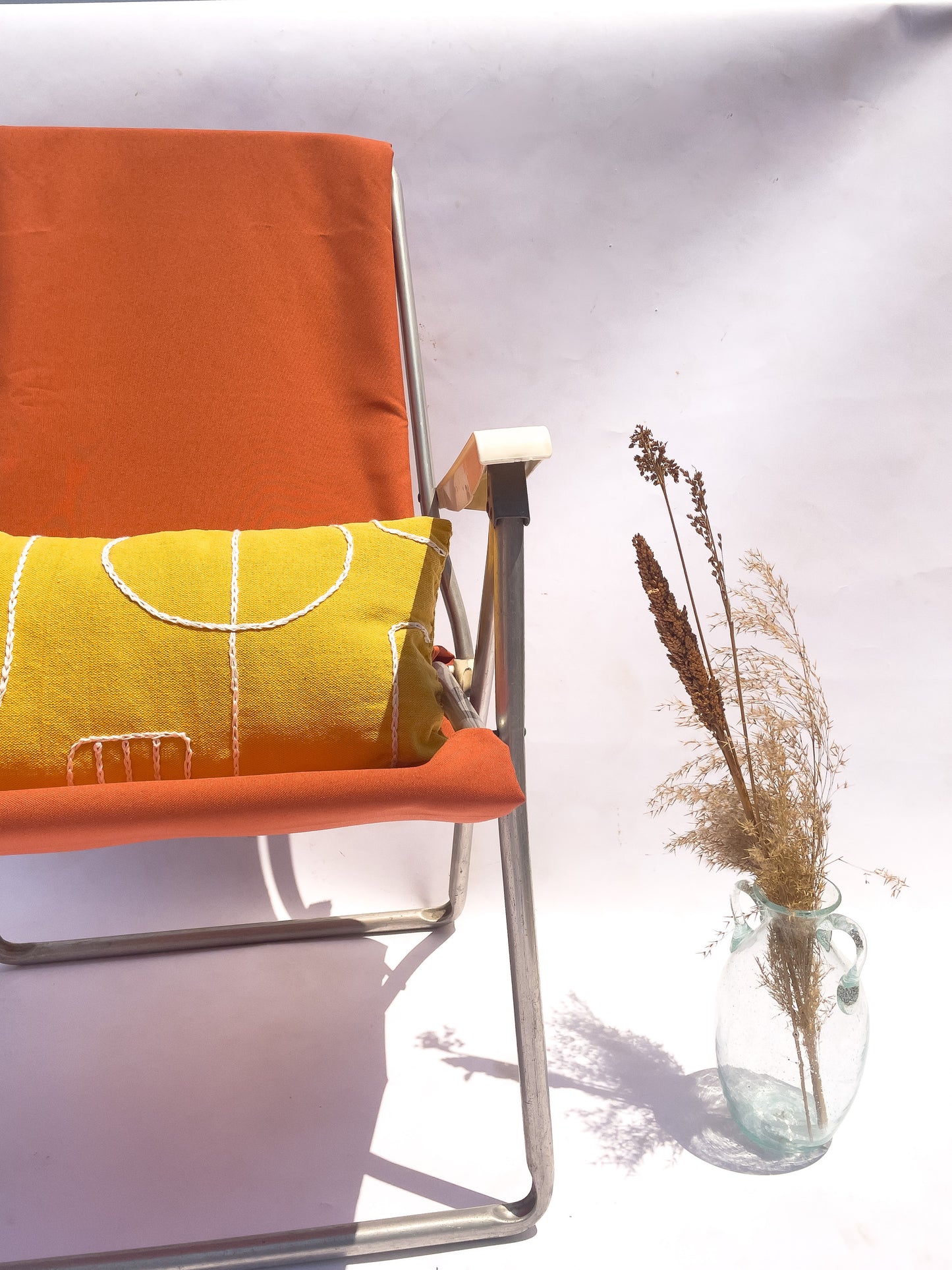 خطوط تجريدية صفراء