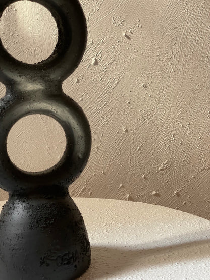 اثنتان مجوفتان وشمعة واحدة