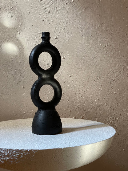 اثنتان مجوفتان وشمعة واحدة